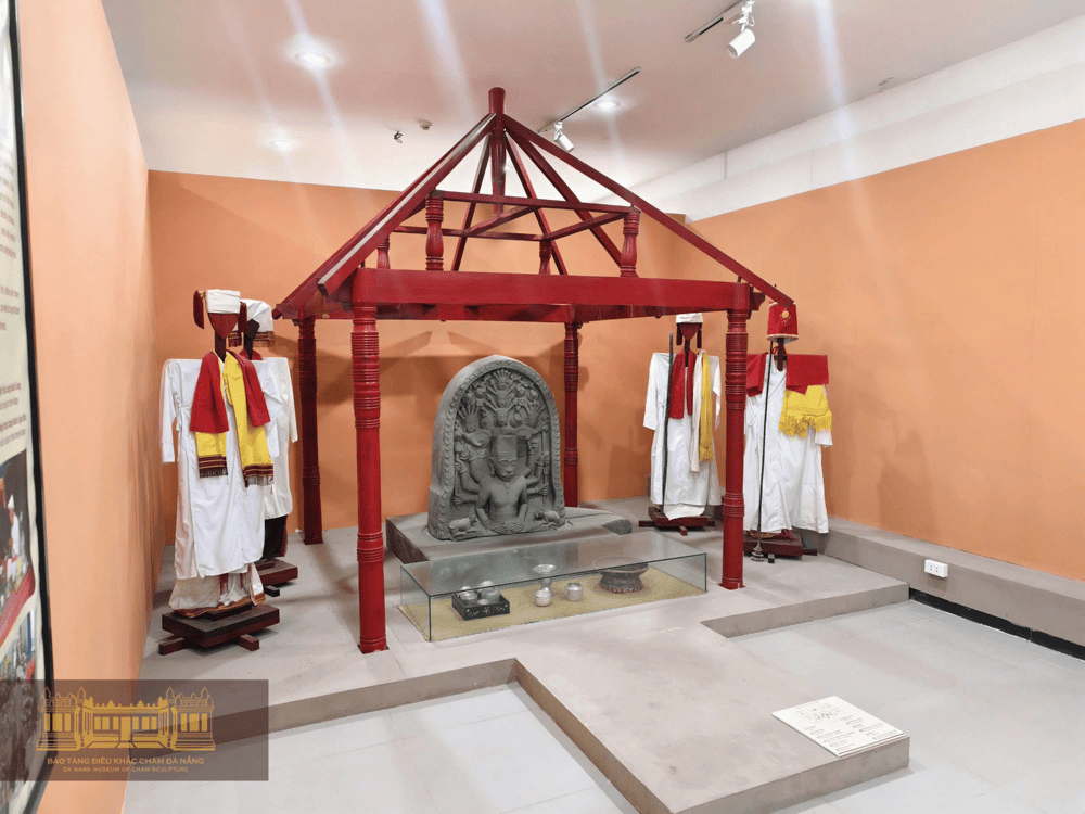 The exhibition area showcasing Cham cultural artifacts of Ninh Thuan (Source: Bảo tàng Điêu khắc Chăm Đà Nẵng - Da Nang Museum of Cham Sculpture)